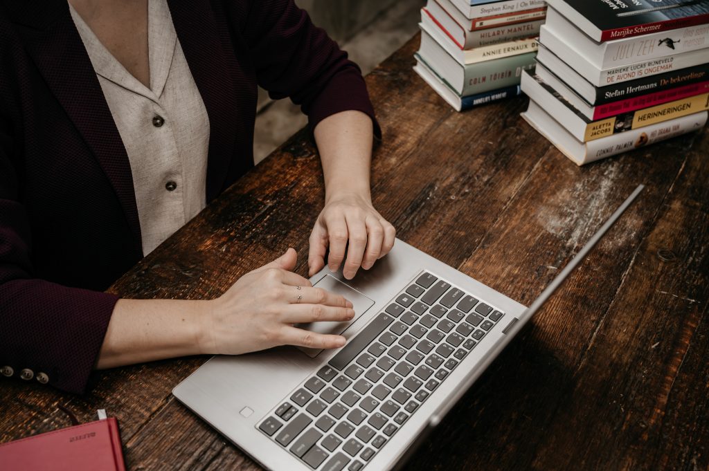 Foto van Maartje Amelink die typt op een laptop voor haar bedrijf De taalbode